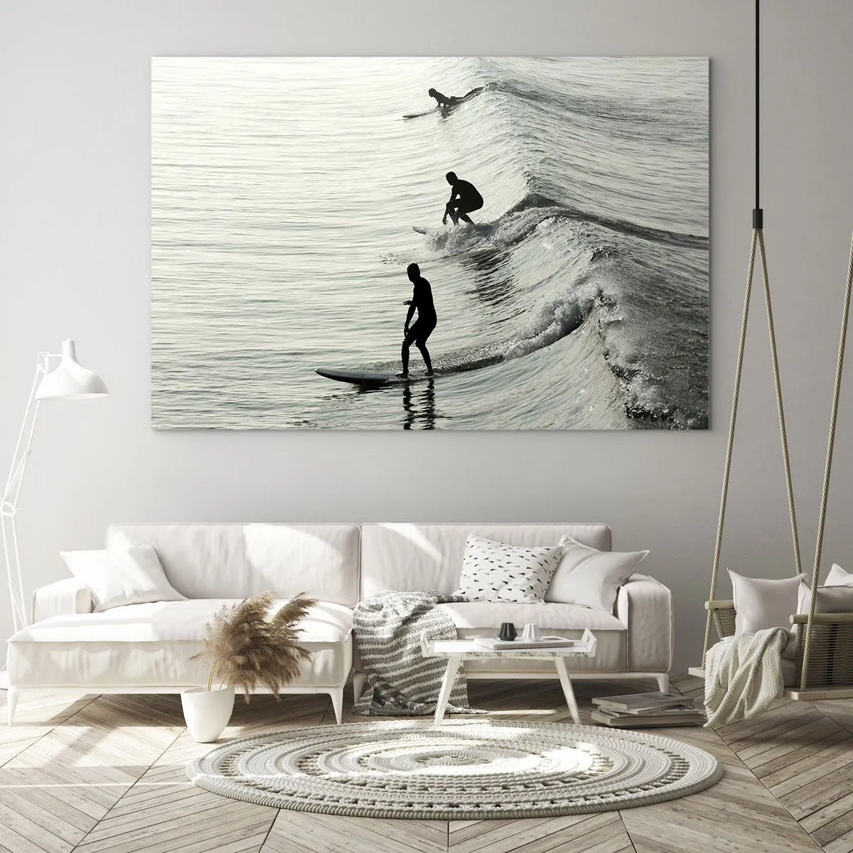 Glastavla - Bild på glas - Tre surfare rider på vågorna på morgonen - 70x50cm - Att möta vågen - Modern väggdekoration för vardagsrum och sovrum ARTTOR