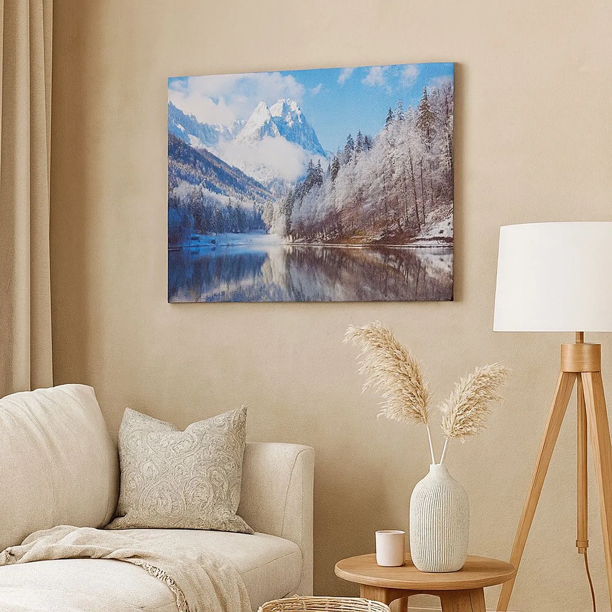 Canvastavla - Bild på duk - Vinterbergslandskap med snötäckta träd och en sjö - 70x50cm - Snövakt - Modern väggdekoration för vardagsrum och sovrum ARTTOR