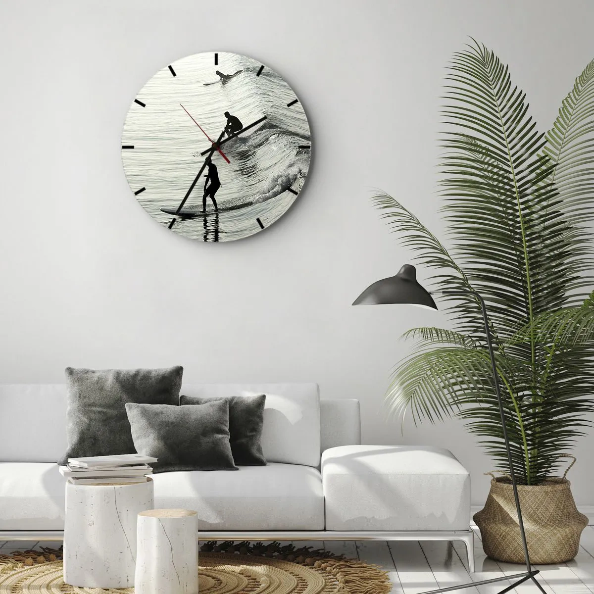 Väggklocka - Klocka på glas - Surfare som fångar morgonvågor på ett lugnt hav - 30x30cm - Att möta vågen - Modern väggdekoration för vardagsrum, kök och sovrum ARTTOR