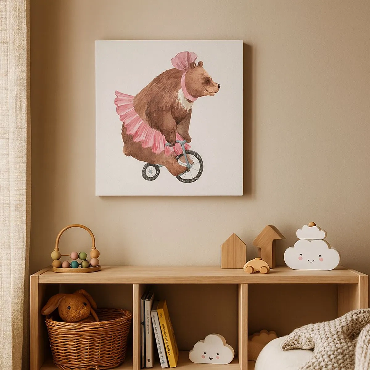 Canvastavla - Bild på duk - En nallebjörn i rosa kjol på en retrocykel - 70x50cm - Vilken cirkus! - Modern väggdekoration för vardagsrum och sovrum ARTTOR