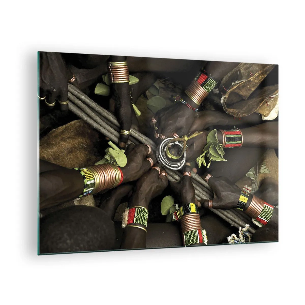 Glastavla - Bild på glas - Händer med armband som håller ett kärl i en rituell gest - 70x50cm - Vi är tillsammans - Modern väggdekoration för vardagsrum och sovrum ARTTOR