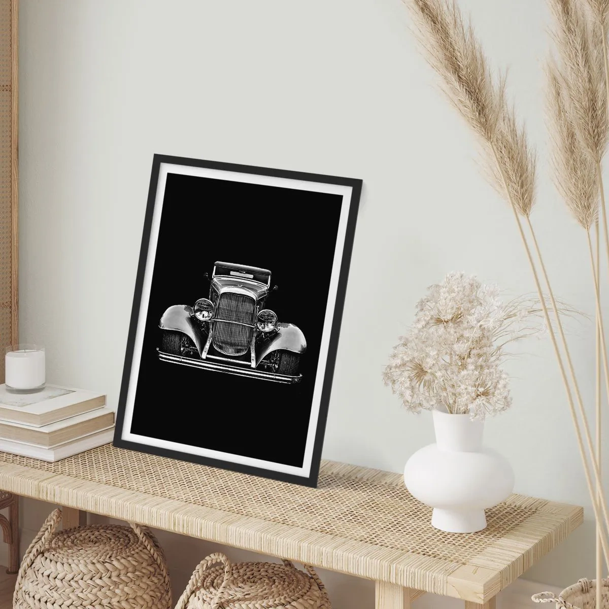 Affisch i svart ram - Svartvitt fotografi av en klassisk bil mot svart bakgrund - 50x70cm - En sann gentleman - Modern väggdekoration för vardagsrum och sovrum ARTTOR