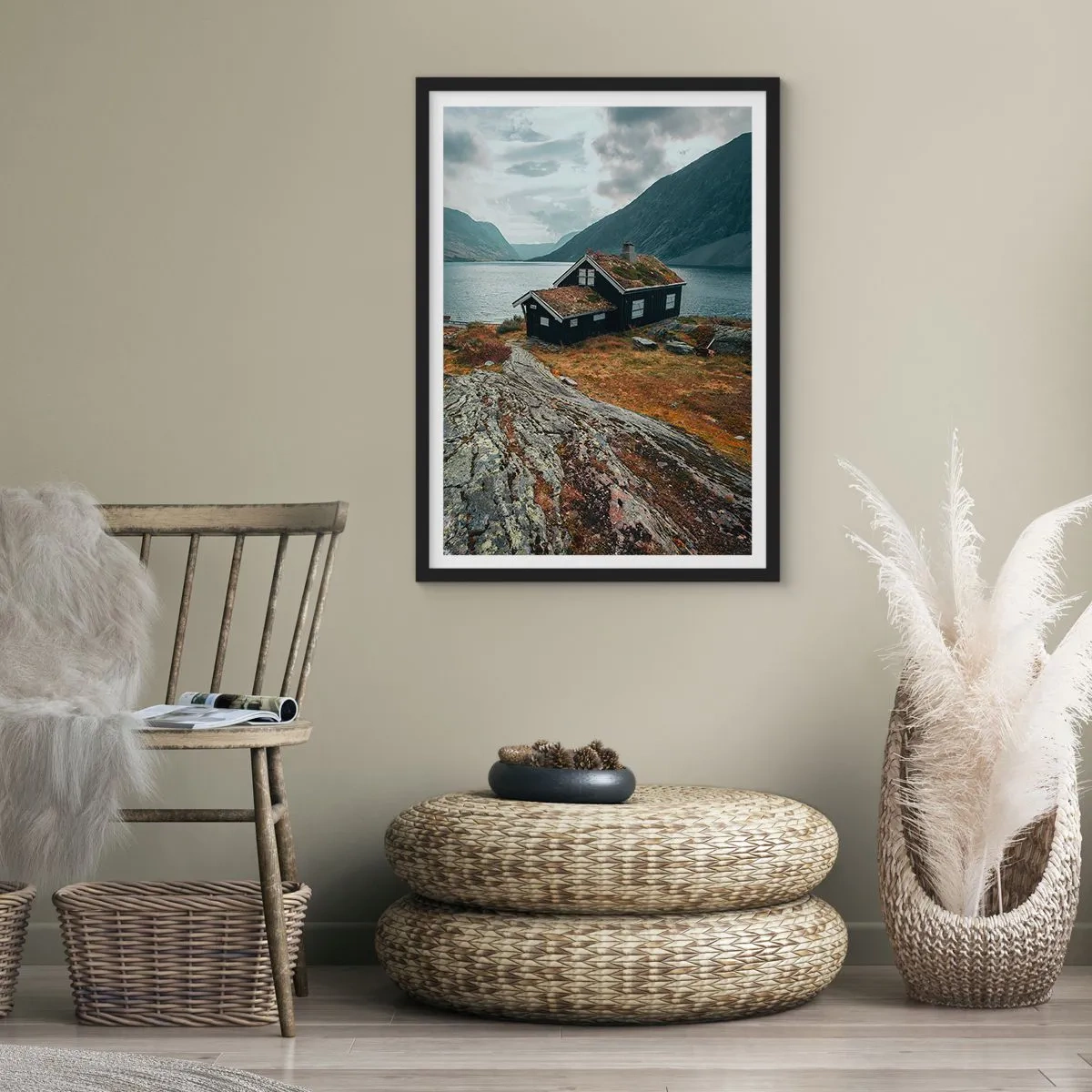 Affisch i svart ram - En ensam stuga vid en fjord i ett kargt skandinaviskt landskap - 50x70cm - Sommarort vid fjorden - Modern väggdekoration för vardagsrum och sovrum ARTTOR