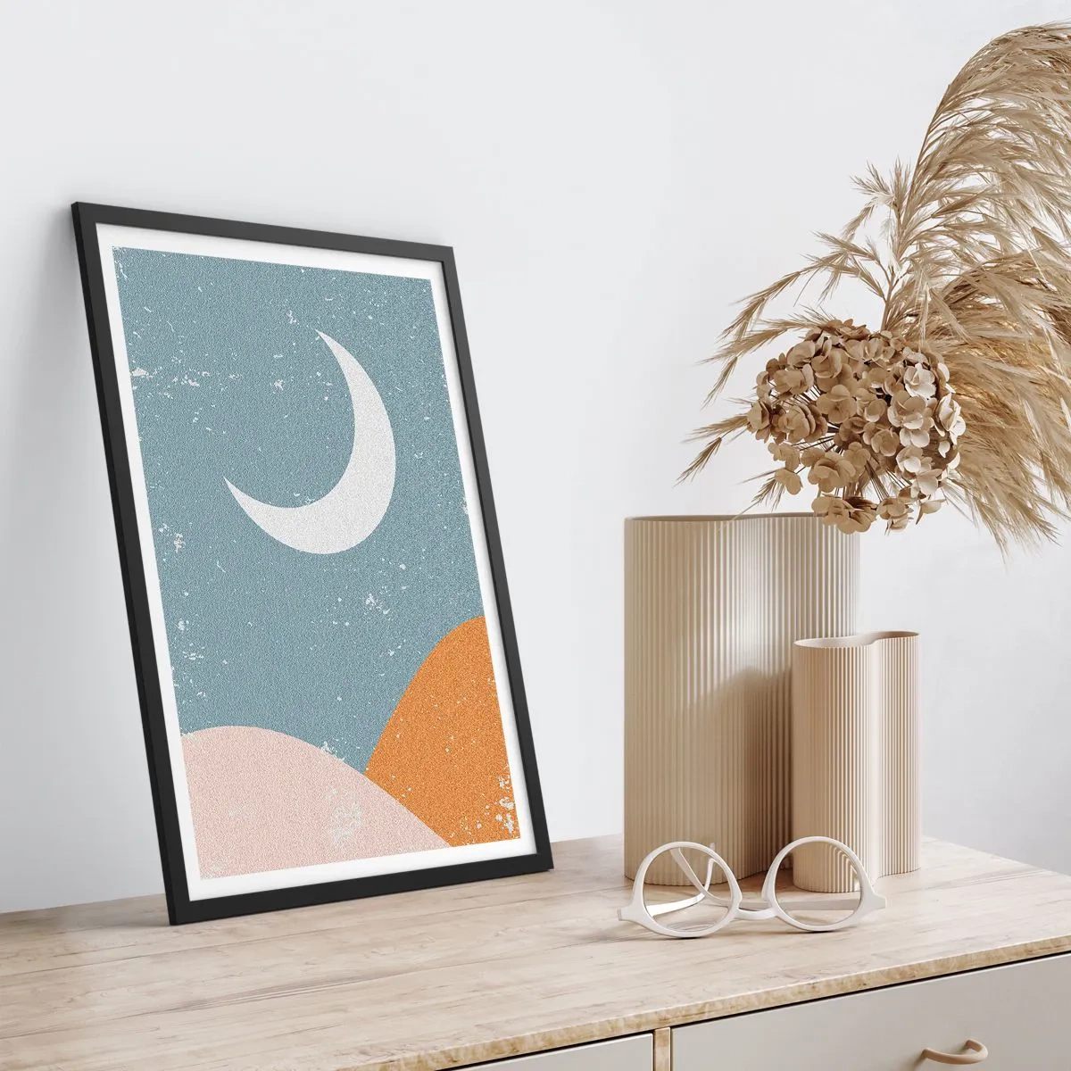 Affisch i svart ram - En minimalistisk måne över ett abstrakt landskap. - 50x70cm - Många nätters under - Modern väggdekoration för vardagsrum och sovrum ARTTOR