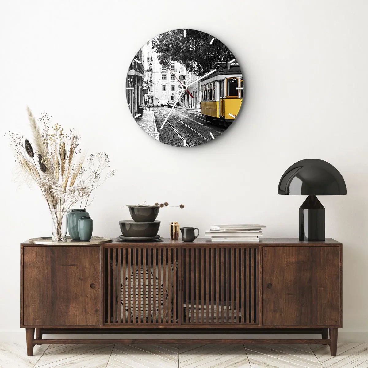 Väggklocka - Klocka på glas - En gul spårvagn på en svartvit gata i ett historiskt distrikt - 30x30cm - Och en fado i bakgrunden - Modern väggdekoration för vardagsrum, kök och sovrum ARTTOR