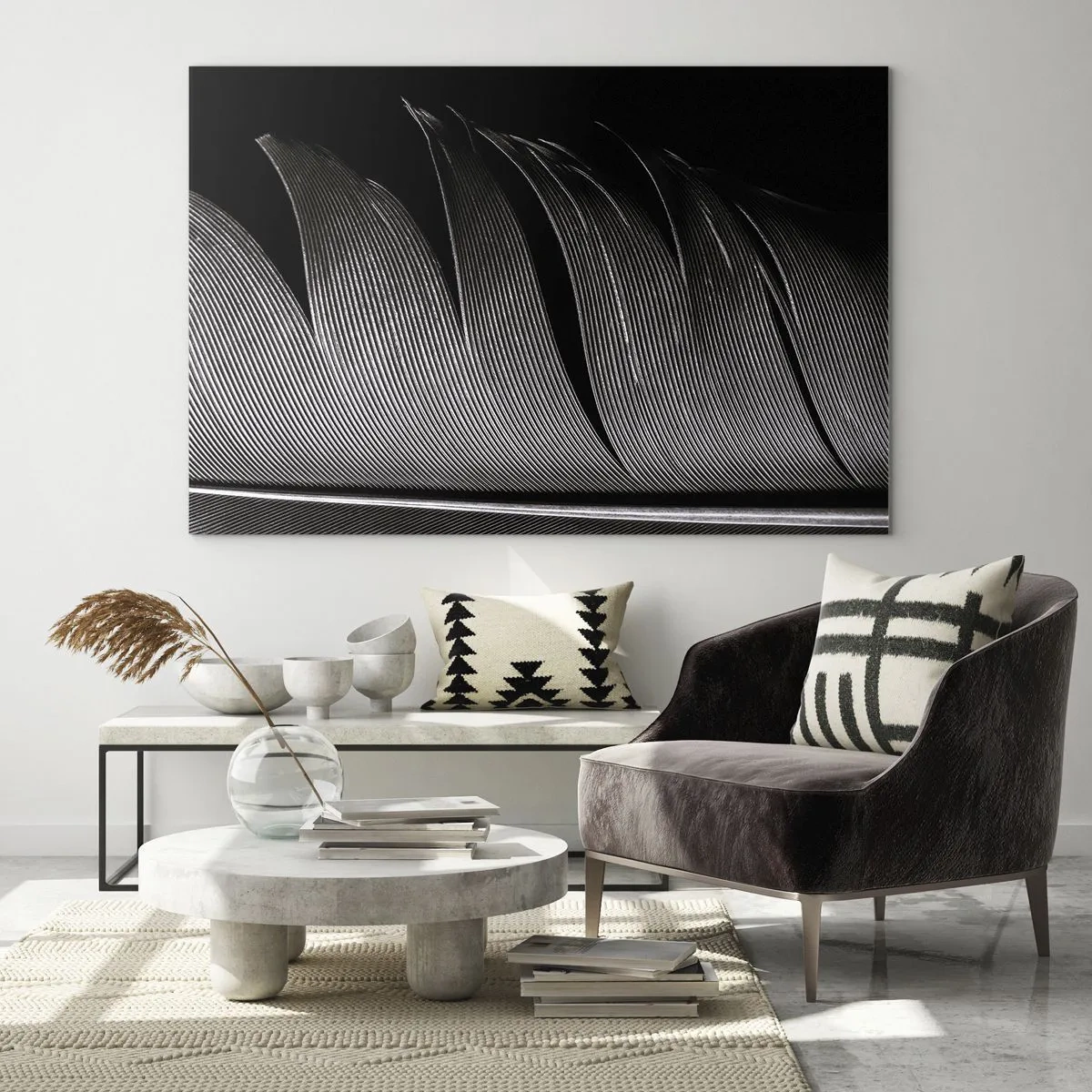 Glastavla - Bild på glas - En svartvit närbild av en fjäder visad mot ett kontrasterande ljus. - 70x50cm - Fjäder - en underbar konstruktion - Modern väggdekoration för vardagsrum och sovrum ARTTOR