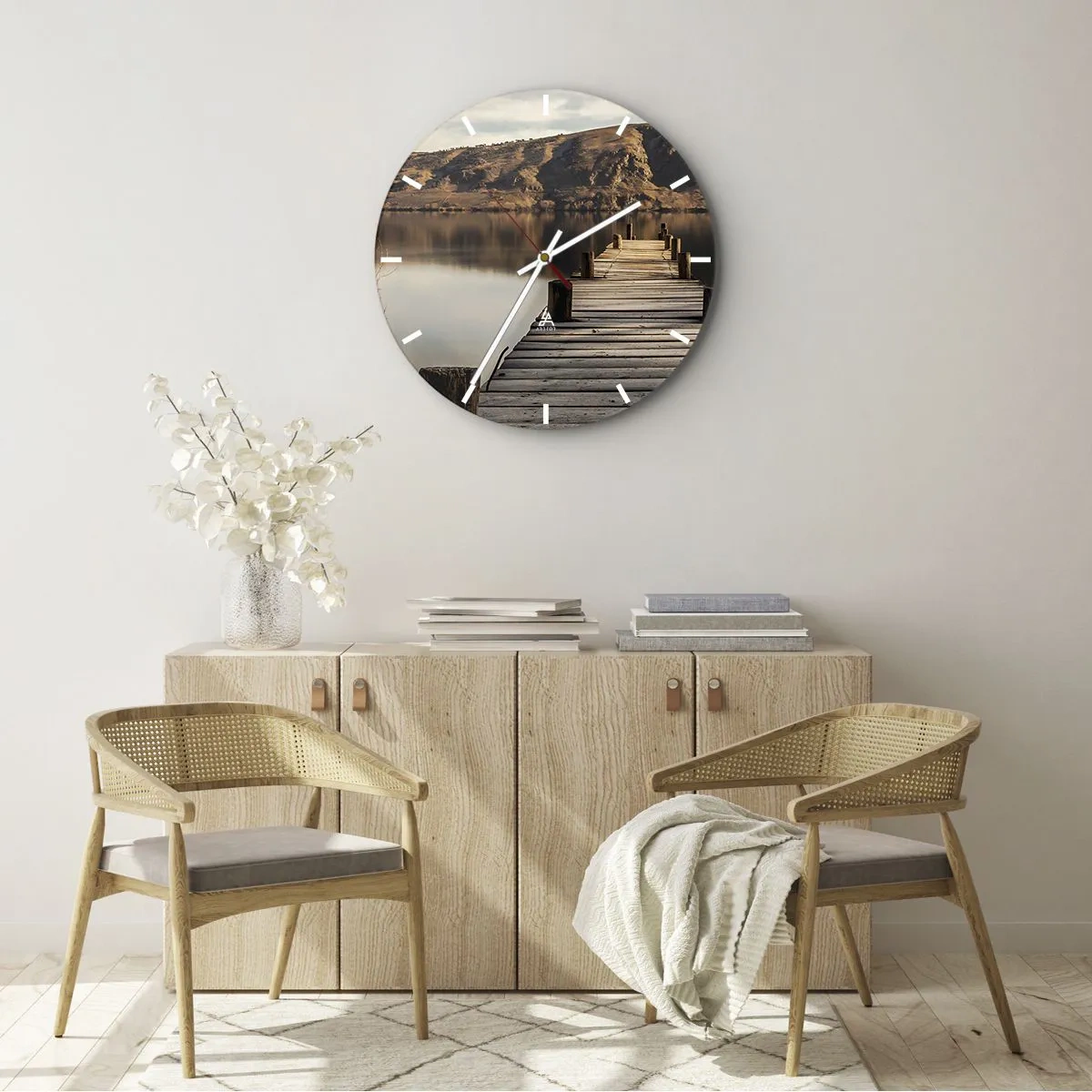 Väggklocka - Klocka på glas - En träbro leder till en lugn sjö i bergen. - 30x30cm - Ett landskap i tystnad - Modern väggdekoration för vardagsrum, kök och sovrum ARTTOR