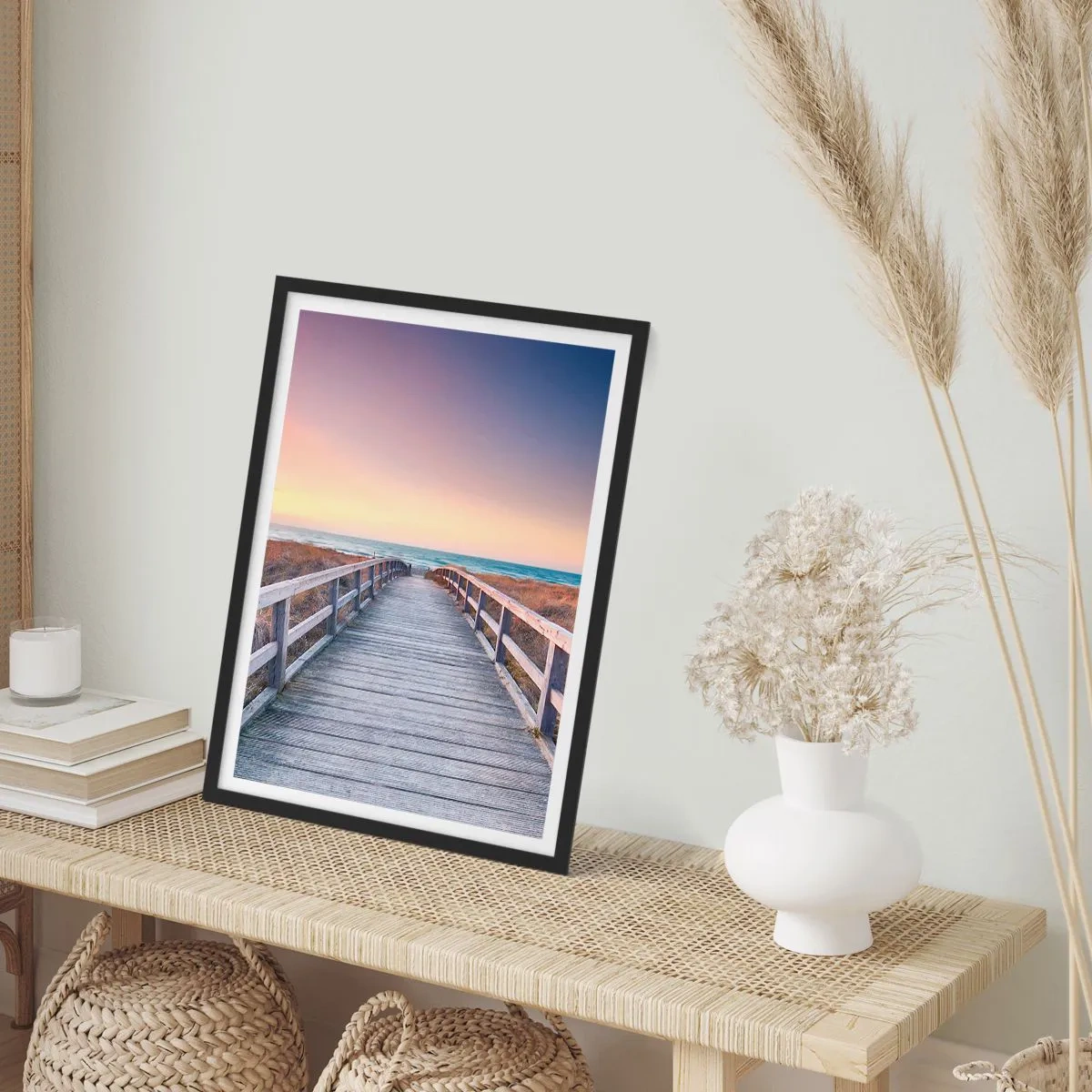 Affisch i svart ram - En träbrygga som leder till havet vid solnedgången - 50x70cm - Kvällssken i Östersjön - Modern väggdekoration för vardagsrum och sovrum ARTTOR