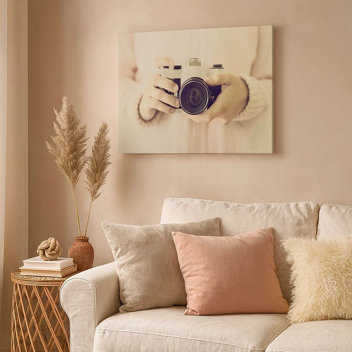 Canvastavla - Bild på duk - Retrokamera som hålls i händerna mot en ljus bakgrund - 70x50cm - För att veta mer... - Modern väggdekoration för vardagsrum och sovrum ARTTOR