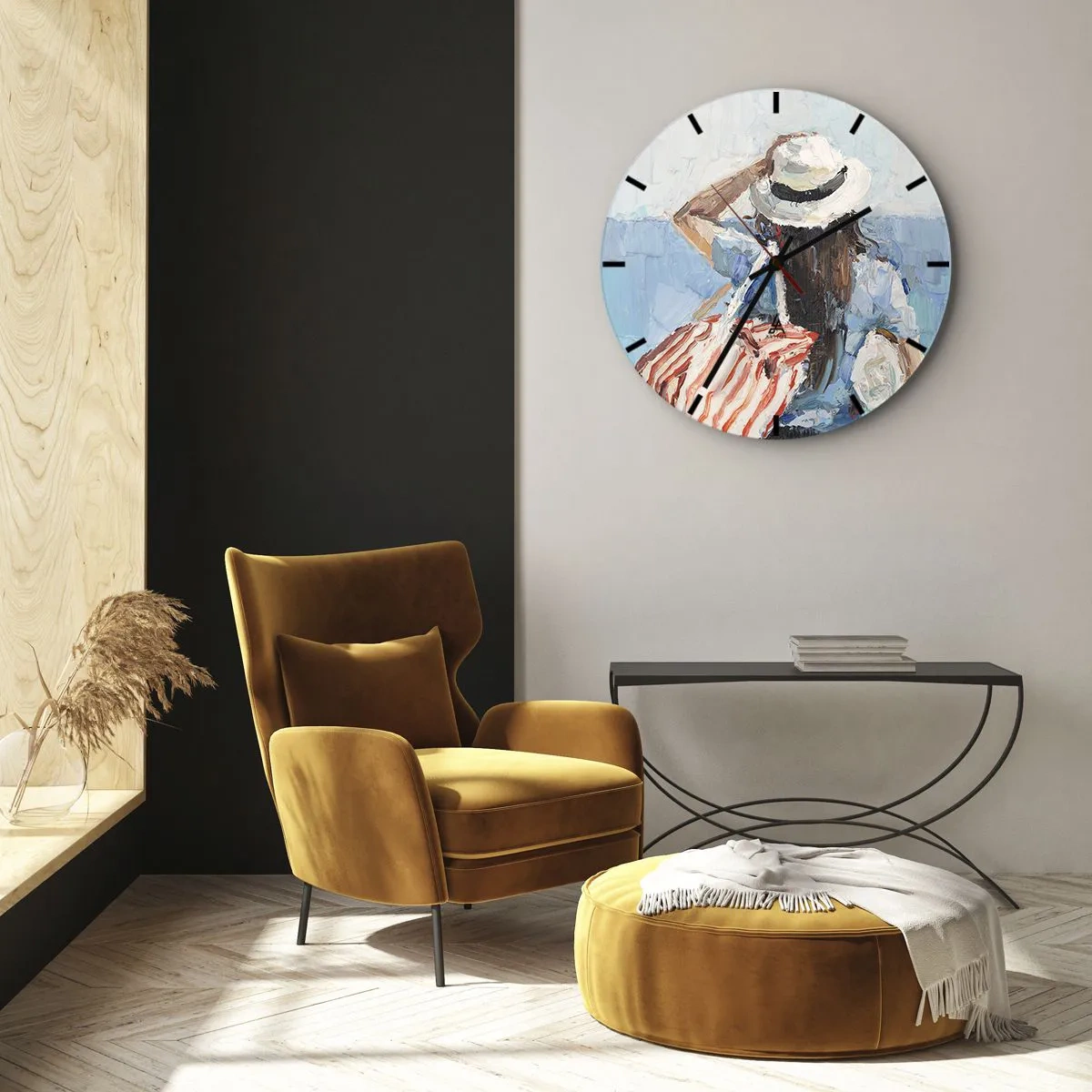 Väggklocka - Klocka på glas - En sommarmålning av en kvinna i hatt mot havet - 30x30cm - Välkommen på semester - Modern väggdekoration för vardagsrum, kök och sovrum ARTTOR