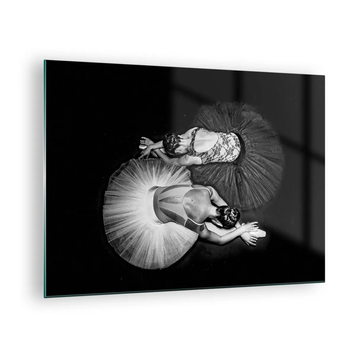 Glastavla - Bild på glas - Två ballerinor i vilande pose med svarta och vita tyllkjol - 70x50cm - Jin och jang – den perfekta balansen - Modern väggdekoration för vardagsrum och sovrum ARTTOR
