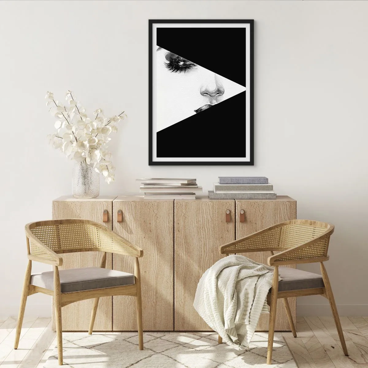 Affisch i svart ram - Ett minimalistiskt porträtt av en kvinna i svartvitt med en geometrisk indelning. - 50x70cm - Alltid oupptäckt - Modern väggdekoration för vardagsrum och sovrum ARTTOR