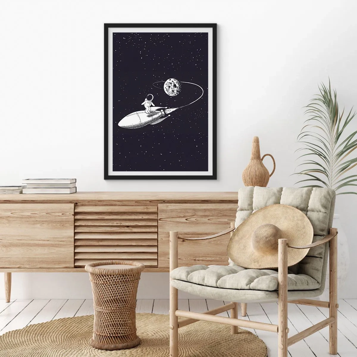 Affisch i svart ram - En astronaut som står på en raket som flyger i rymden - 50x70cm - Rymdsurfare - Modern väggdekoration för vardagsrum och sovrum ARTTOR