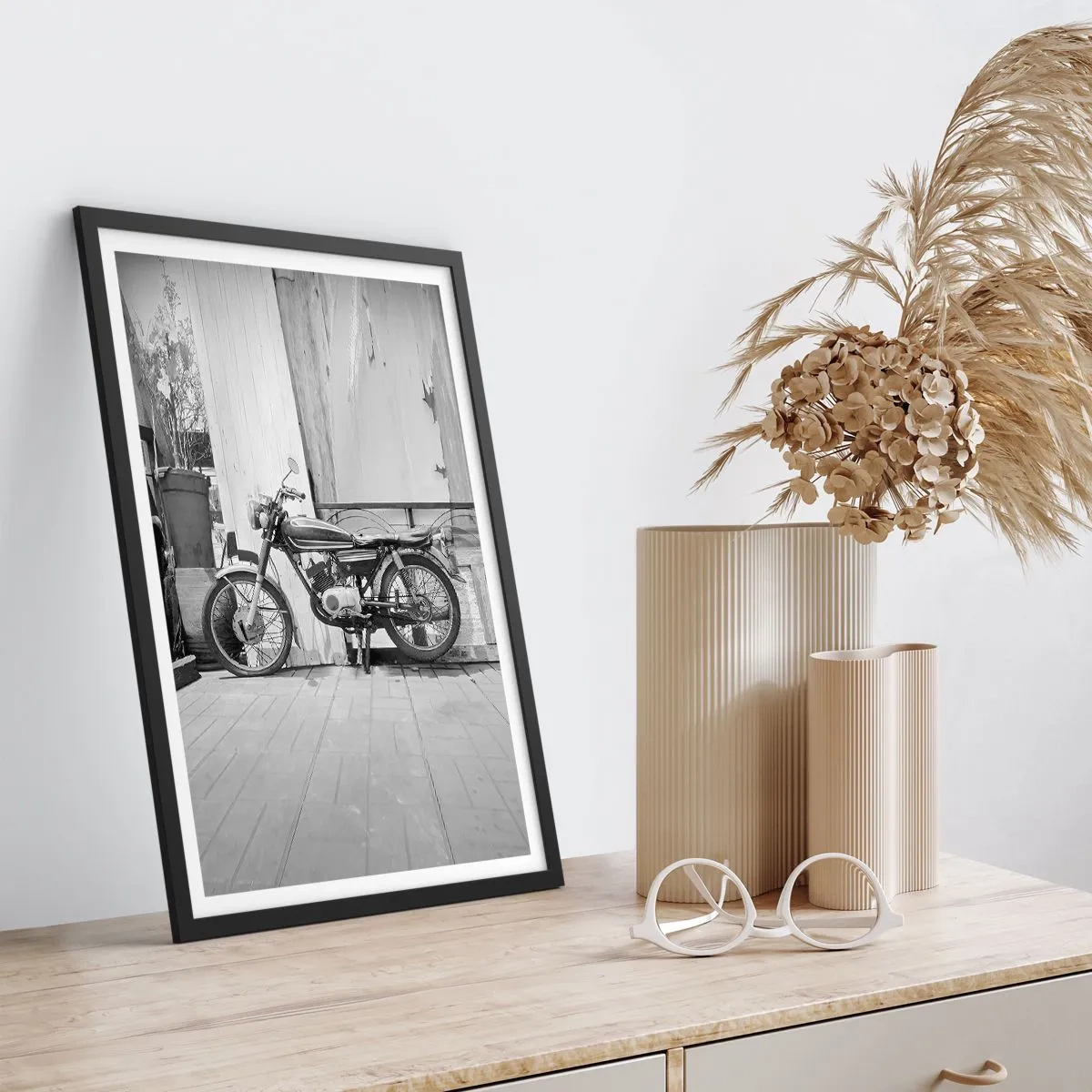 Affisch i svart ram - Retro motorcykel mot en trävägg - 50x70cm - Klassik framför allt - Modern väggdekoration för vardagsrum och sovrum ARTTOR