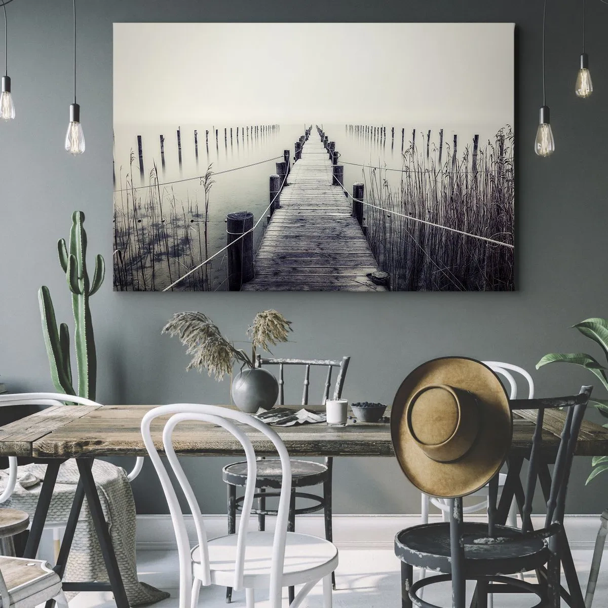 Canvastavla - Bild på duk - En träbro som leder in i ett dimmigt utrymme - 70x50cm - Fördjupa dig i frid - Modern väggdekoration för vardagsrum och sovrum ARTTOR