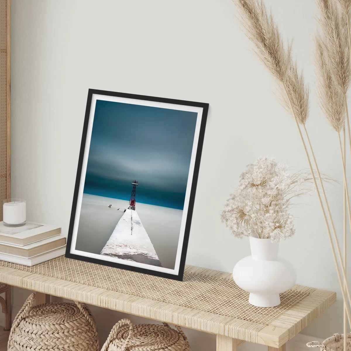 Affisch i svart ram - En fyr i slutet av piren i minimalistisk stil - 50x70cm - Möta det oändliga - Modern väggdekoration för vardagsrum och sovrum ARTTOR