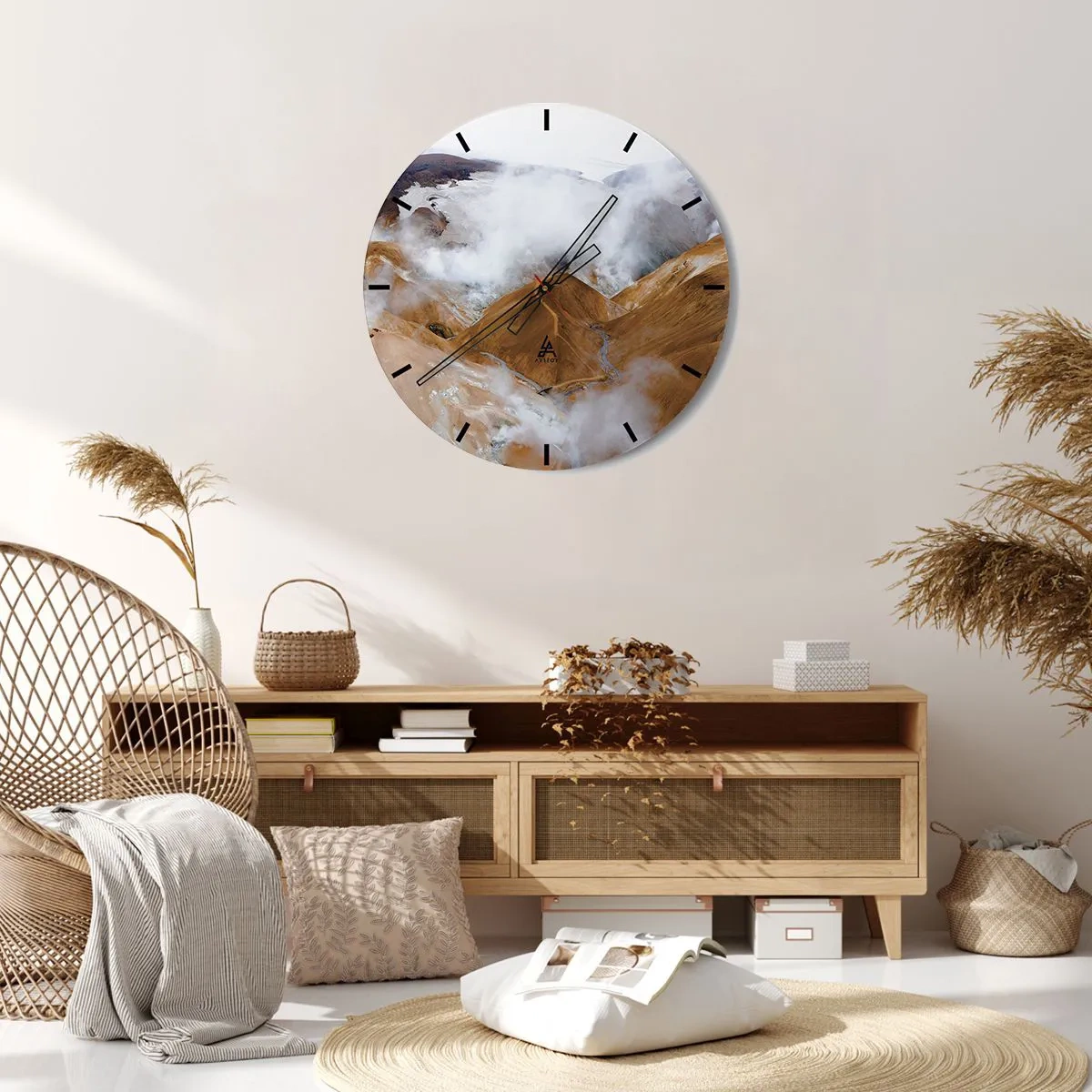 Väggklocka - Klocka på glas - Islands bergslandskap med dimma som hänger över dalen - 30x30cm - Islands råa skönhet - Modern väggdekoration för vardagsrum, kök och sovrum ARTTOR