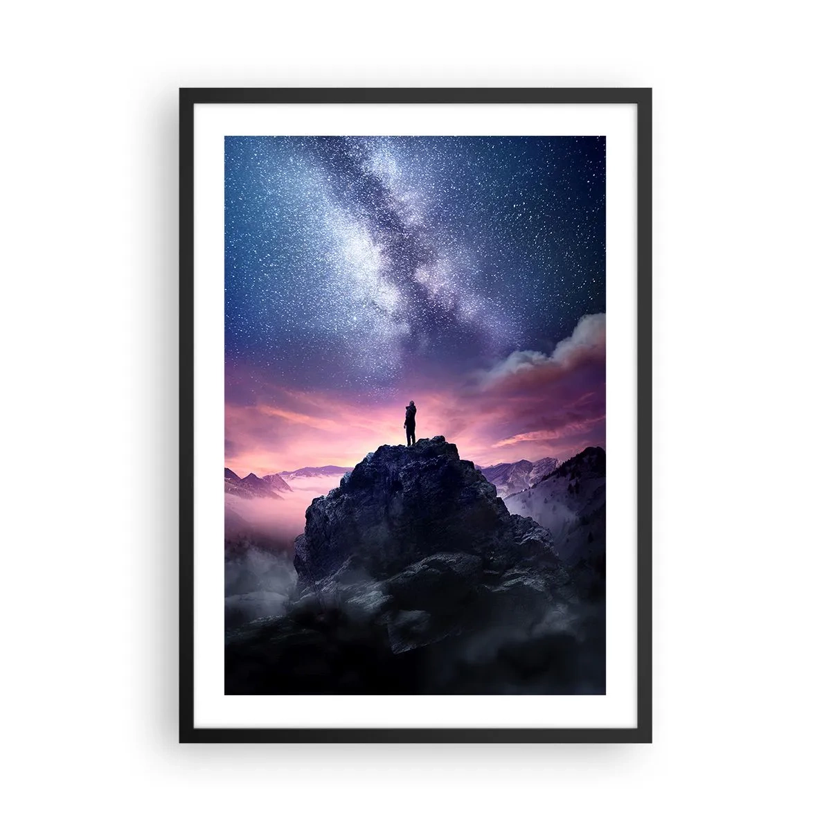 Affisch i svart ram - Silhuett av en person på en bergstopp under en stjärnklar himmel - 50x70cm - Och han kände livet - Modern väggdekoration för vardagsrum och sovrum ARTTOR