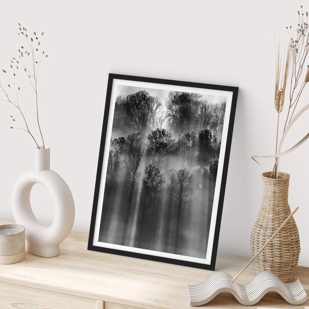 Affisch i svart ram - Svartvit skog i dimman med solstrålar - 50x70cm - I ljusstrålar - Modern väggdekoration för vardagsrum och sovrum ARTTOR