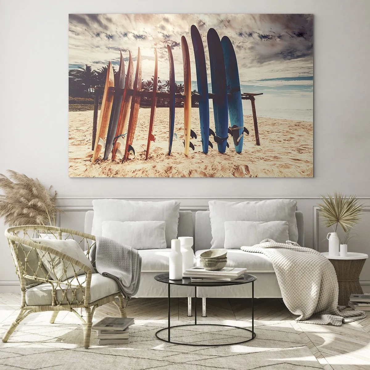 Glastavla - Bild på glas - Färgglada surfbrädor uppradade på stranden vid solnedgången - 70x50cm - God natt, vi ses imorgon - Modern väggdekoration för vardagsrum och sovrum ARTTOR