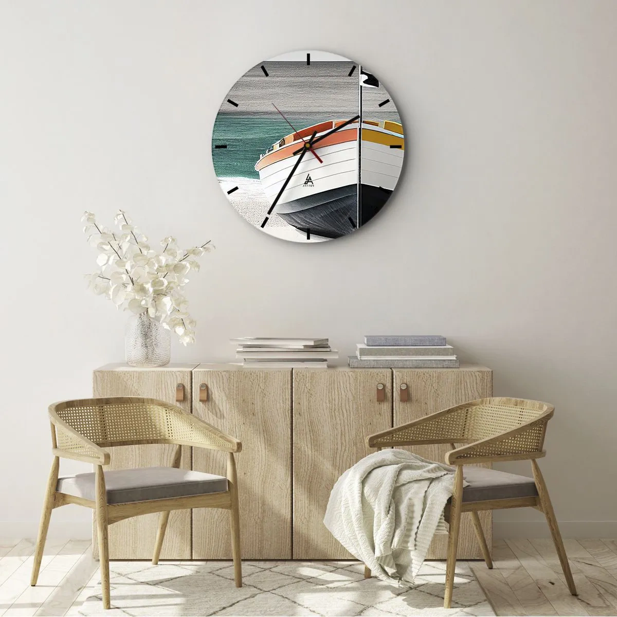 Väggklocka - Klocka på glas - Färgglad fiskebåt på en sandstrand - 30x30cm - På sin plats - Modern väggdekoration för vardagsrum, kök och sovrum ARTTOR