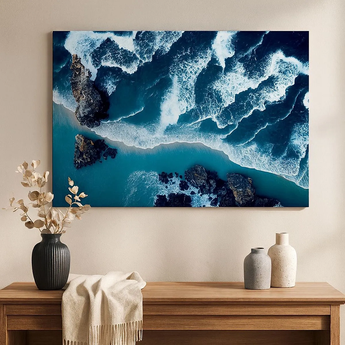 Canvastavla - Bild på duk - Flygfoto över vågor som slår mot stranden - 70x50cm - Insvept i vågorna - Modern väggdekoration för vardagsrum och sovrum ARTTOR