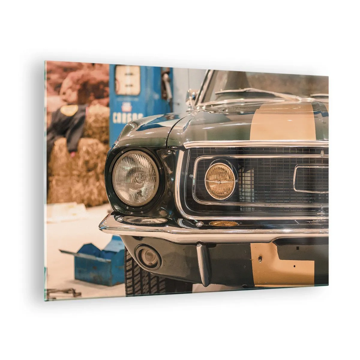 Glastavla - Bild på glas - Närbild av en klassisk bil, Mustang, i en verkstad - 70x50cm - Ett möte med legenden - Modern väggdekoration för vardagsrum och sovrum ARTTOR