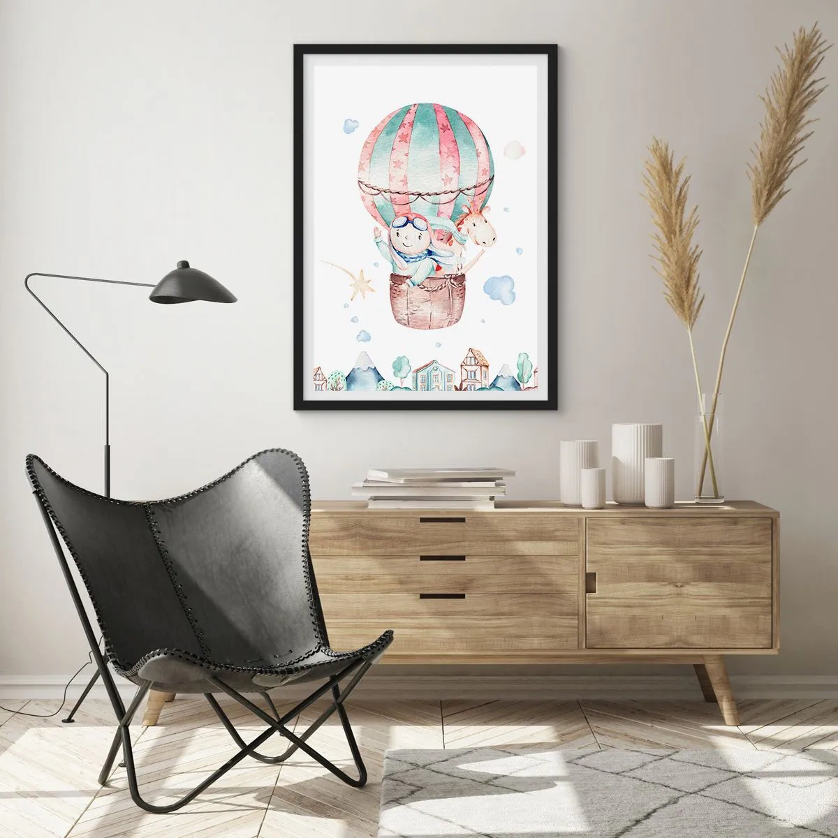 Affisch i svart ram - En söt illustration av en nallebjörn som flyger i en ballong över en stad - 50x70cm - Vi är snart tillbaka! - Modern väggdekoration för vardagsrum och sovrum ARTTOR