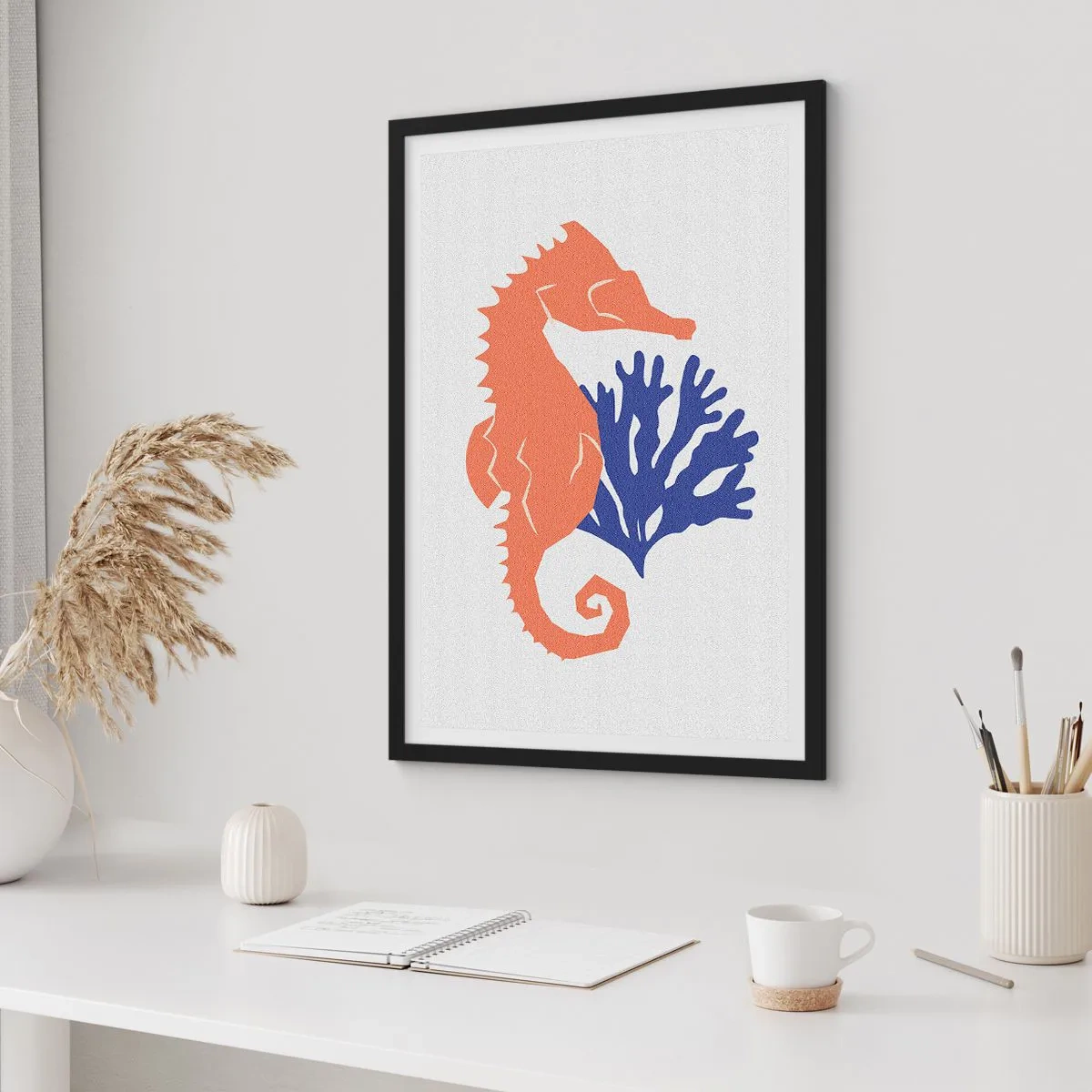 Affisch i svart ram - Minimalistisk sjöhäst- och korallgrafik - 50x70cm - På en äng under vattnet - Modern väggdekoration för vardagsrum och sovrum ARTTOR