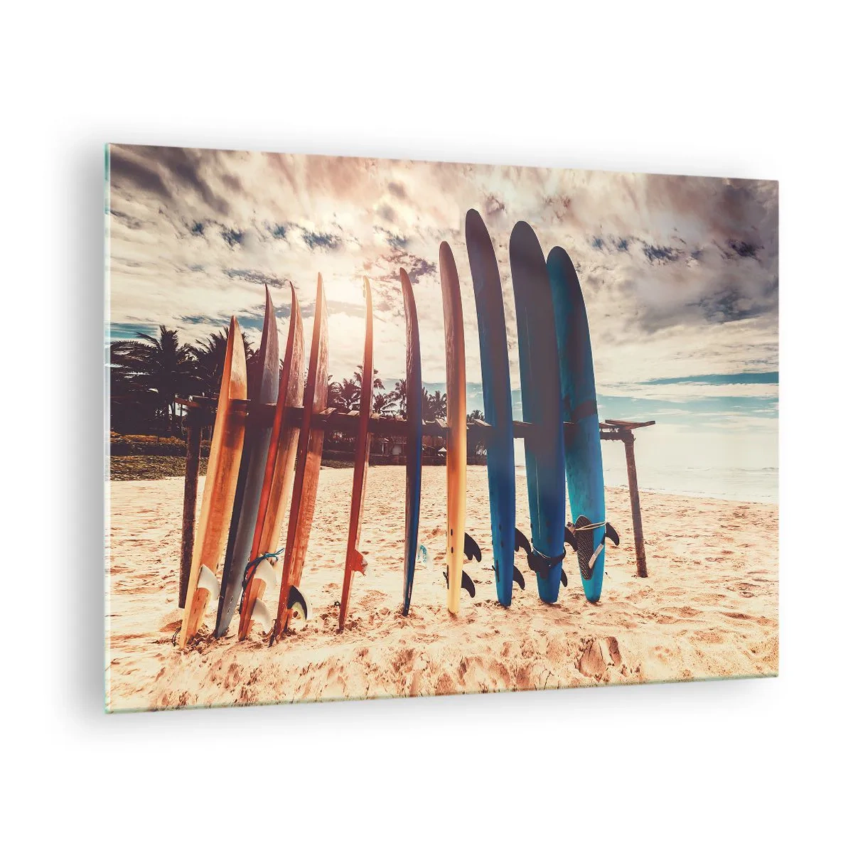 Glastavla - Bild på glas - Färgglada surfbrädor uppradade på stranden vid solnedgången - 70x50cm - God natt, vi ses imorgon - Modern väggdekoration för vardagsrum och sovrum ARTTOR