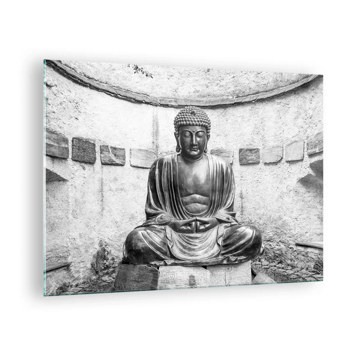 Glastavla - Bild på glas - Svartvit staty av Buddha i meditativ pose - 70x50cm - Hos lugnets källor - Modern väggdekoration för vardagsrum och sovrum ARTTOR