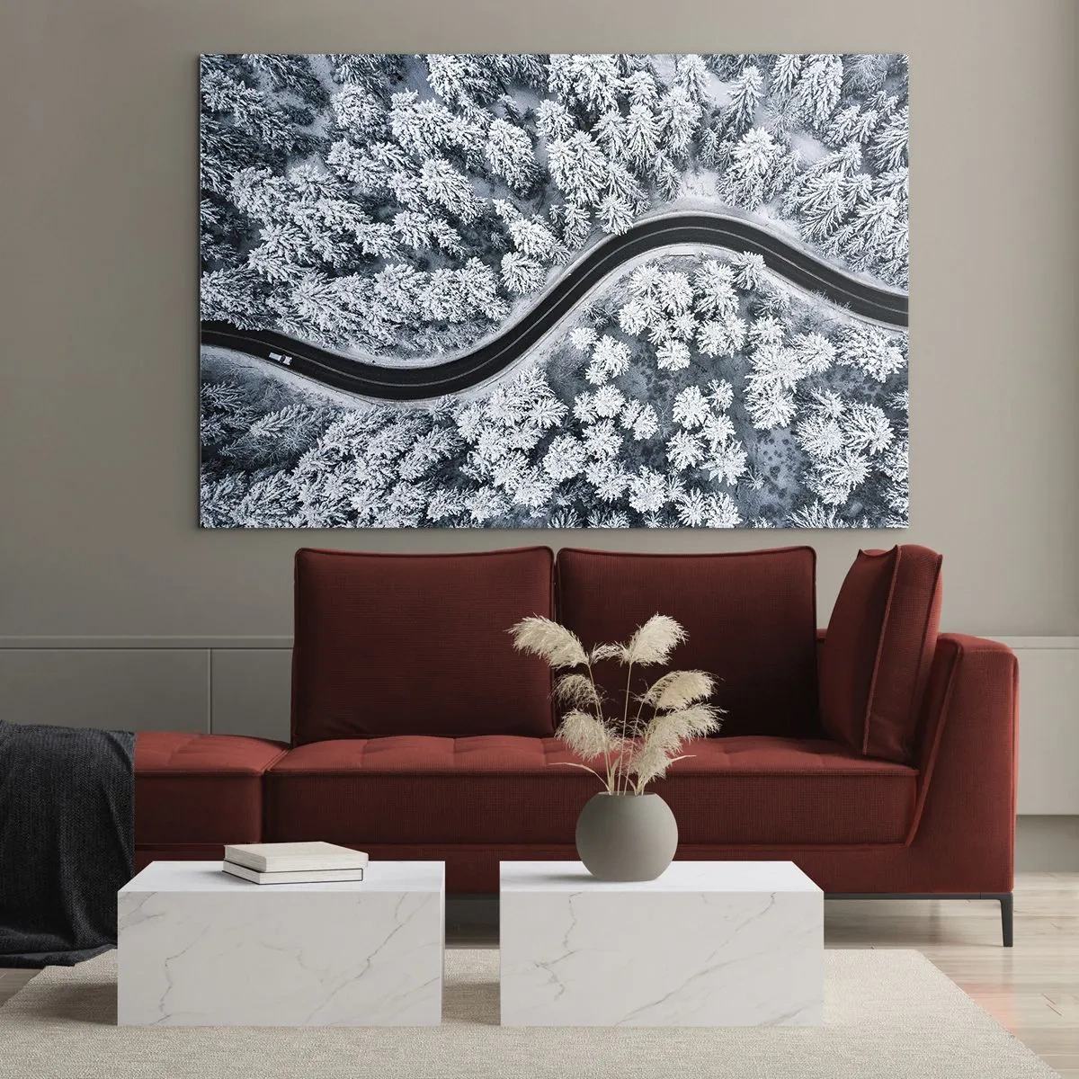 Glastavla - Bild på glas - En slingrande väg genom en vinterskog sedd från en drönare - 70x50cm - Genom vinterskogen - Modern väggdekoration för vardagsrum och sovrum ARTTOR