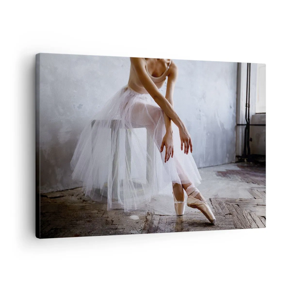 Canvastavla - Bild på duk - En ballerina i en delikat pose mot en industriell bakgrund - 70x50cm - Innan rampljuset tänds - Modern väggdekoration för vardagsrum och sovrum ARTTOR