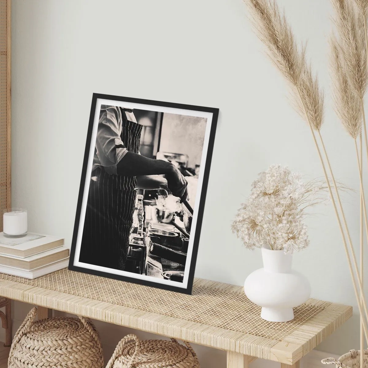 Affisch i svart ram - Svartvitt fotografi av en kock på jobbet - 50x70cm - Alkemi av smaker - Modern väggdekoration för vardagsrum och sovrum ARTTOR