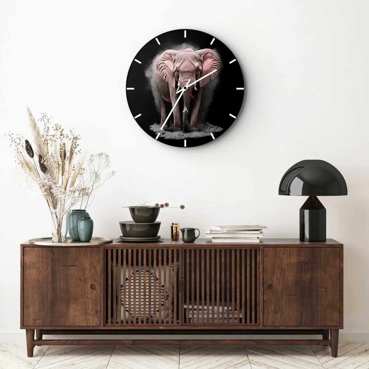 Väggklocka - Klocka på glas - En rosa elefant på en svart bakgrund omgiven av dimma - 30x30cm - Tänk inte på en rosa elefant! - Modern väggdekoration för vardagsrum, kök och sovrum ARTTOR