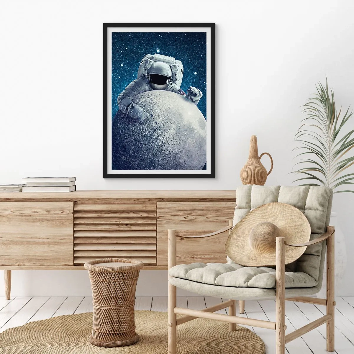 Affisch i svart ram - En astronaut som håller en bit av månen mot en stjärnklar himmel. - 50x70cm - Skojare i rymden - Modern väggdekoration för vardagsrum och sovrum ARTTOR