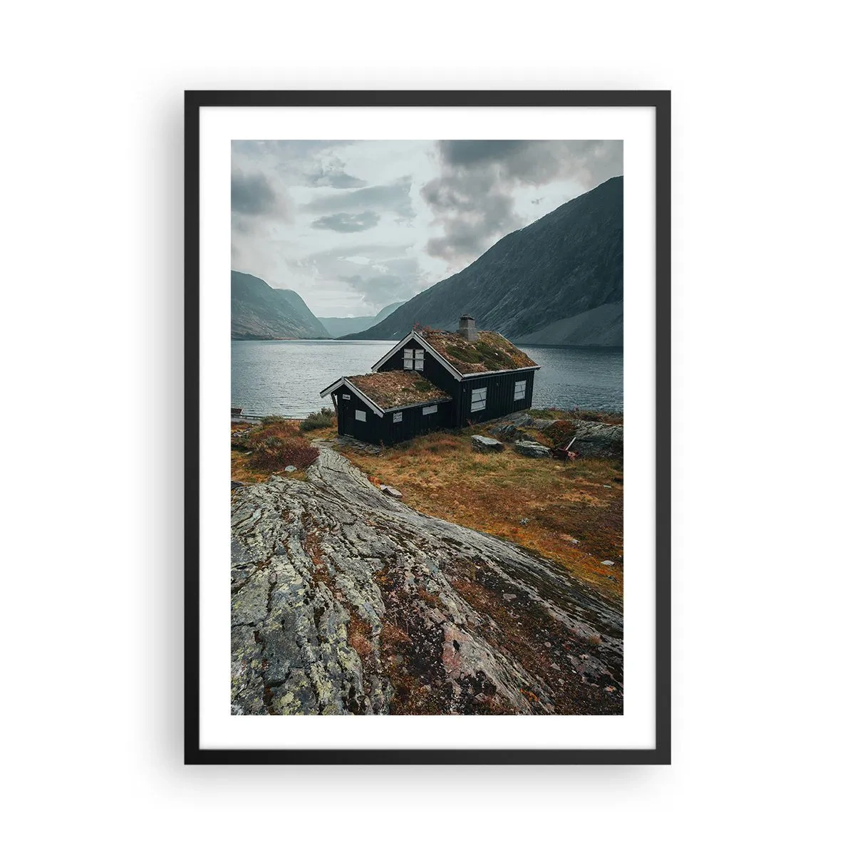Affisch i svart ram - En ensam stuga vid en fjord i ett kargt skandinaviskt landskap - 50x70cm - Sommarort vid fjorden - Modern väggdekoration för vardagsrum och sovrum ARTTOR