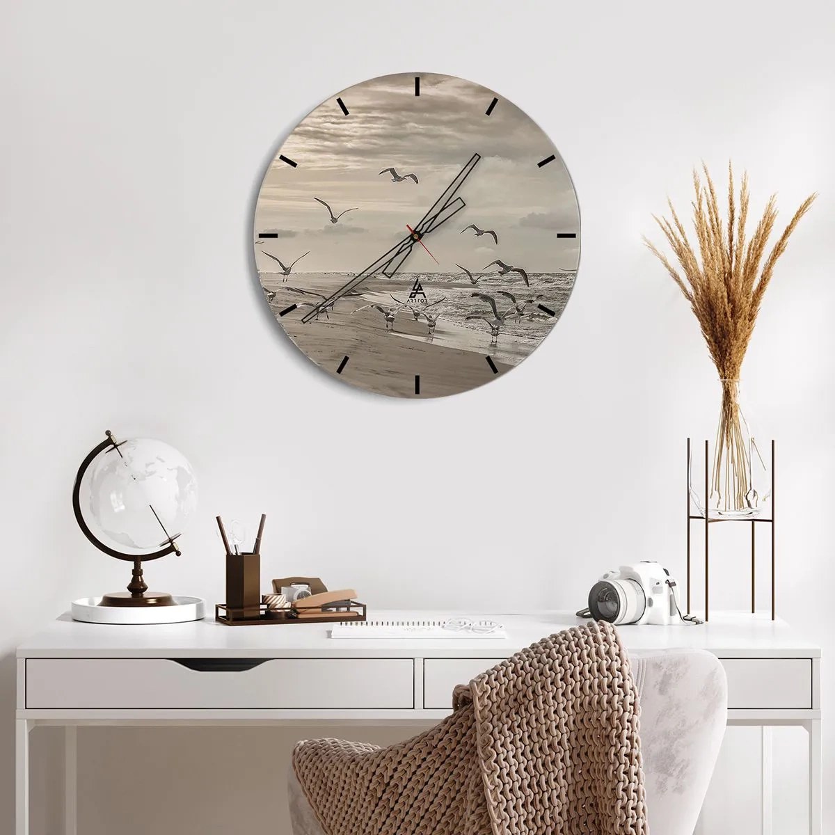 Väggklocka - Klocka på glas - Måsar som svävar över stranden på morgonen - 30x30cm - Havets brus, fågelsång - Modern väggdekoration för vardagsrum, kök och sovrum ARTTOR