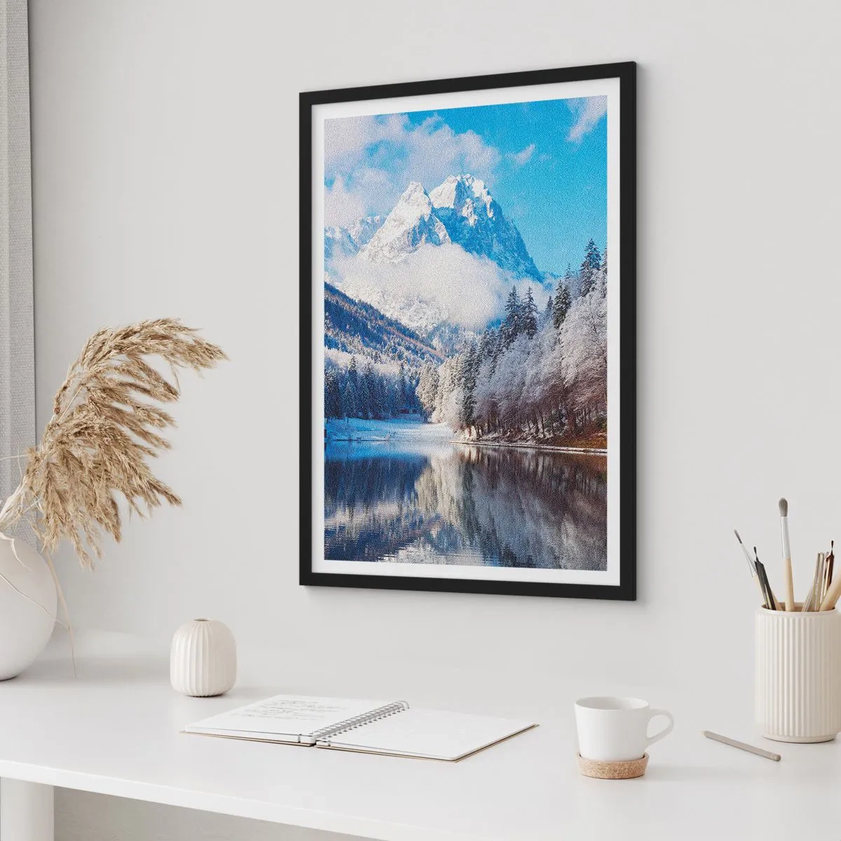 Affisch i svart ram - Snötäckta berg reflekterade i en sjö på vintern - 50x70cm - Snövakt - Modern väggdekoration för vardagsrum och sovrum ARTTOR
