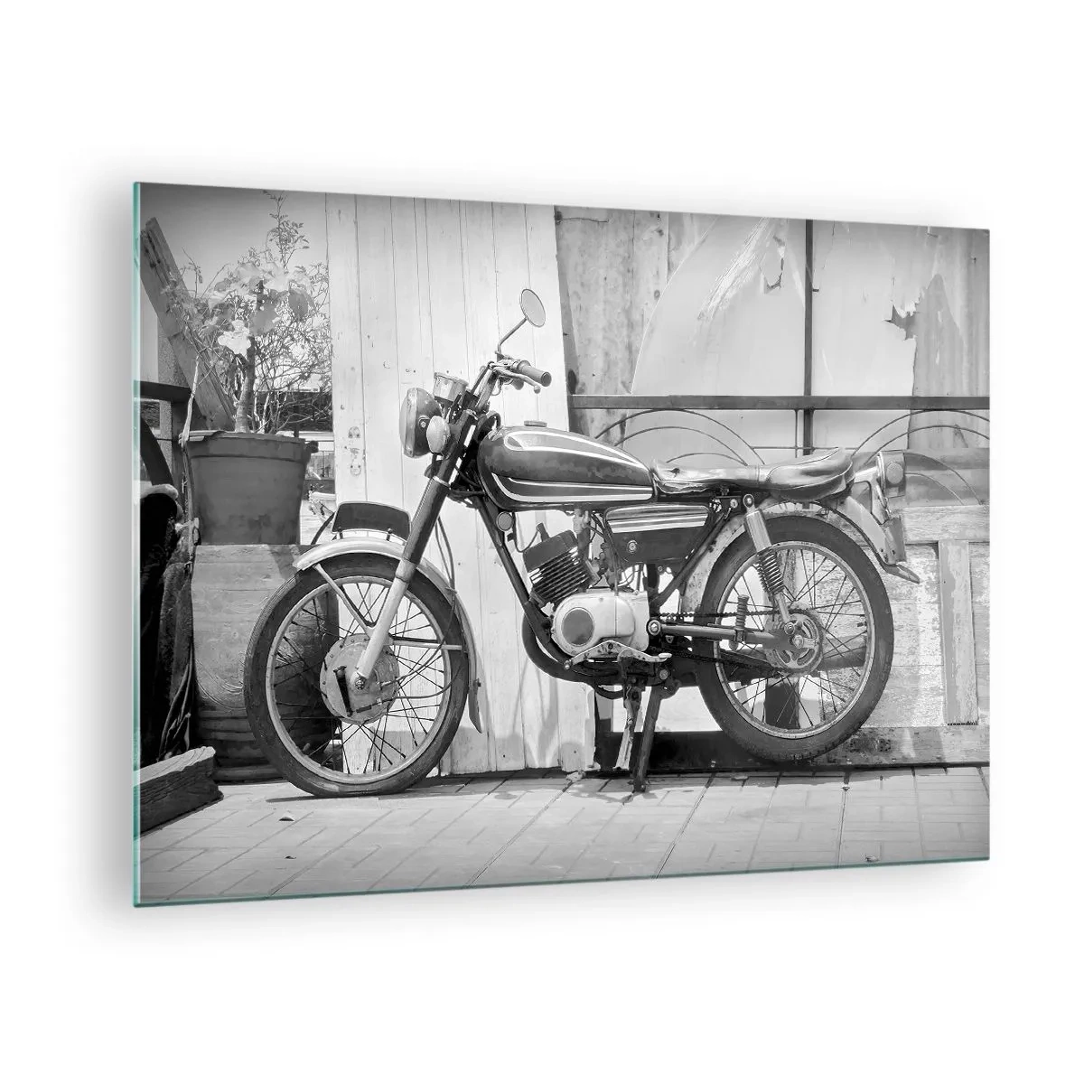 Glastavla - Bild på glas - En motorcykel i retrostil som står mot en trävägg - 70x50cm - Klassik framför allt - Modern väggdekoration för vardagsrum och sovrum ARTTOR