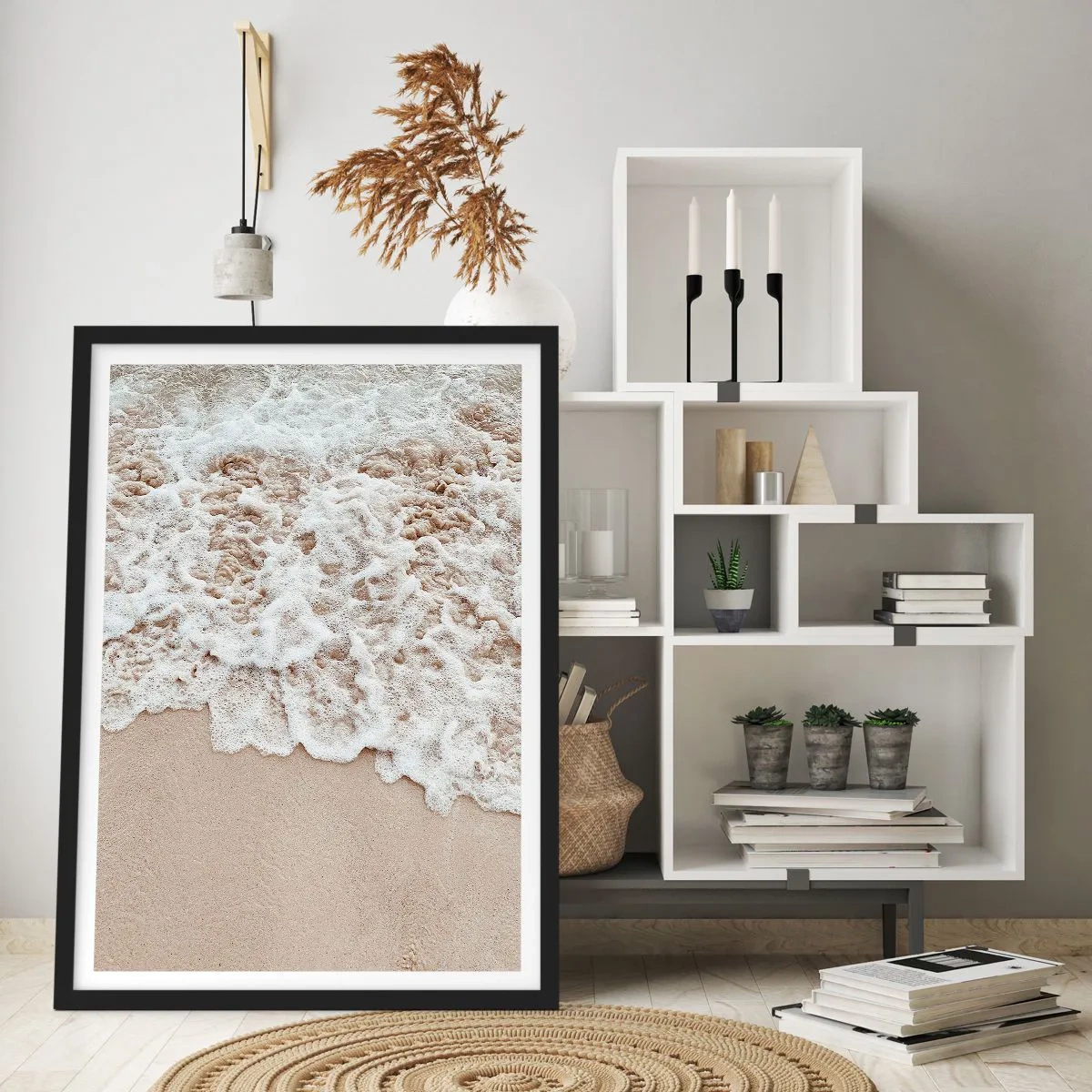 Affisch i svart ram - Milda vågor som slår mot strandens sand - 50x70cm - Strax tillbaka - Modern väggdekoration för vardagsrum och sovrum ARTTOR
