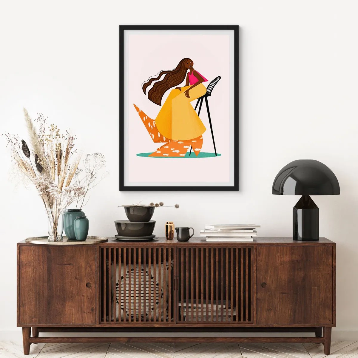 Affisch i svart ram - En stiliserad kvinnofigur i varma färger mot en abstrakt bakgrund. - 50x70cm - Modet är också kul - Modern väggdekoration för vardagsrum och sovrum ARTTOR