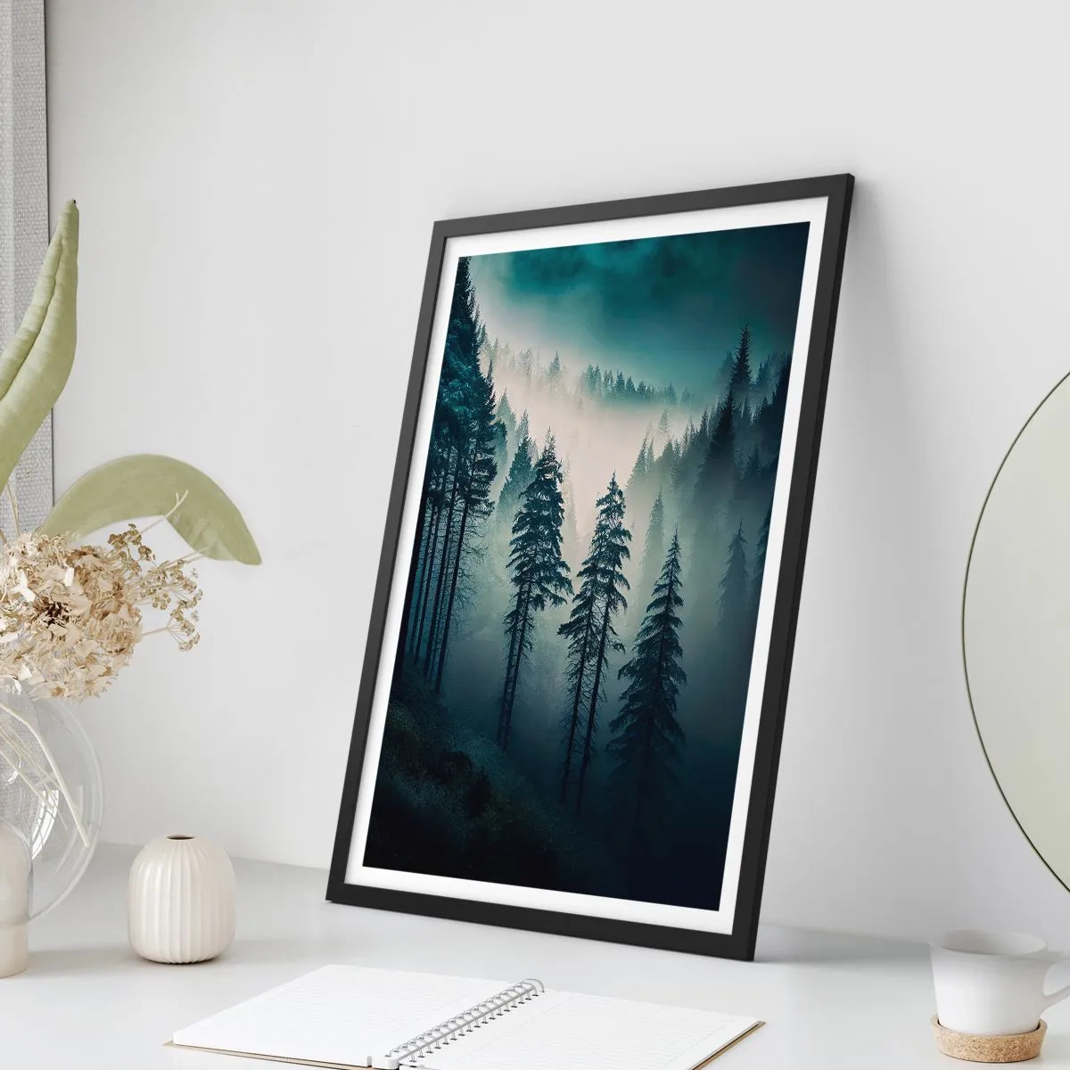 Affisch i svart ram - En mörk skog höljd i dimma - 50x70cm - Morgon i fjällen - Modern väggdekoration för vardagsrum och sovrum ARTTOR