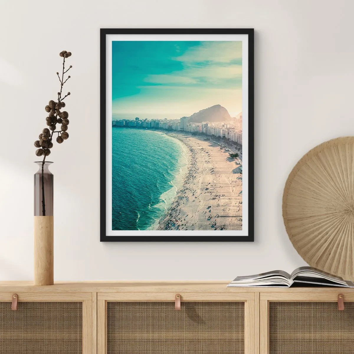 Affisch i svart ram - Utsikt över stranden och staden vid solnedgången - 50x70cm - Evig semester i Rio - Modern väggdekoration för vardagsrum och sovrum ARTTOR