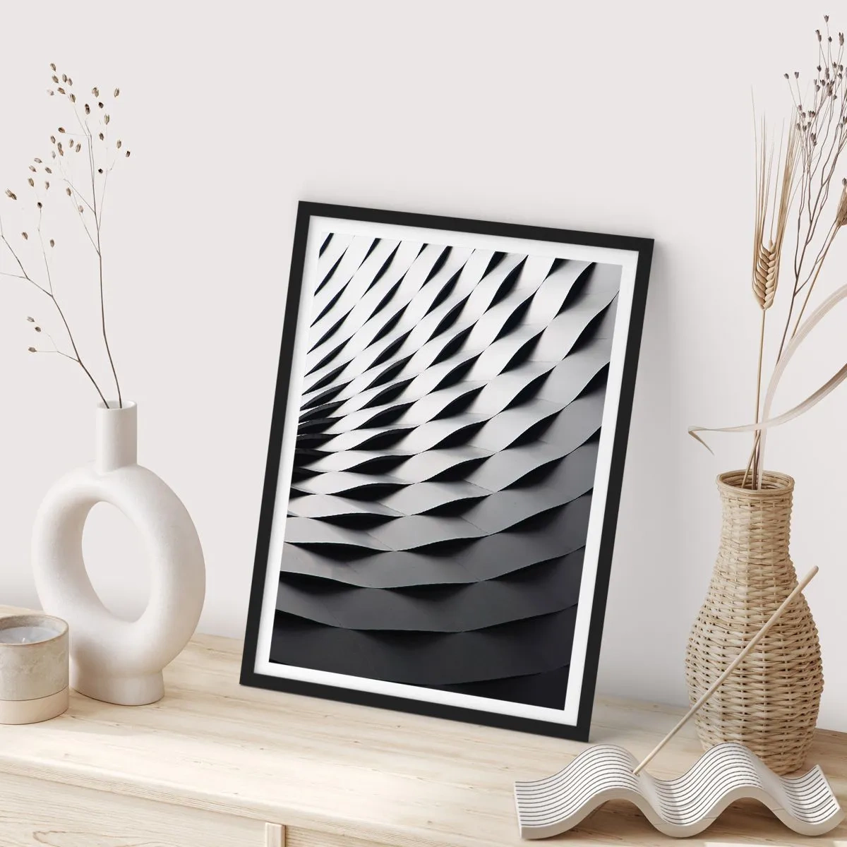 Affisch i svart ram - Abstrakt fotografi av en byggnad med ett svartvitt mönster - 50x70cm - På vågornas yta - Modern väggdekoration för vardagsrum och sovrum ARTTOR
