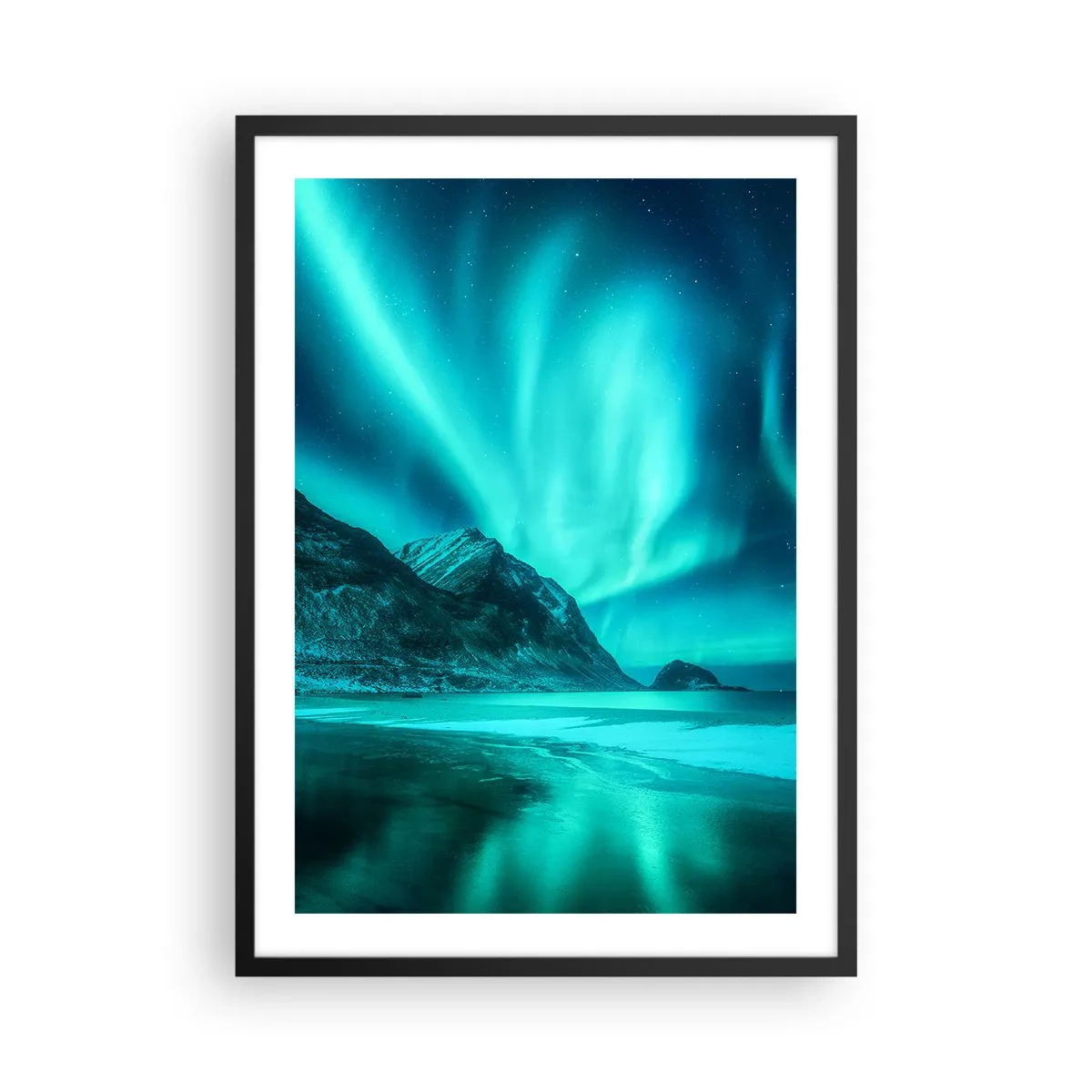 Affisch i svart ram - En fotografisk bild av norrskenet över ett bergigt landskap - 50x70cm - Nordens underverk - Modern väggdekoration för vardagsrum och sovrum ARTTOR