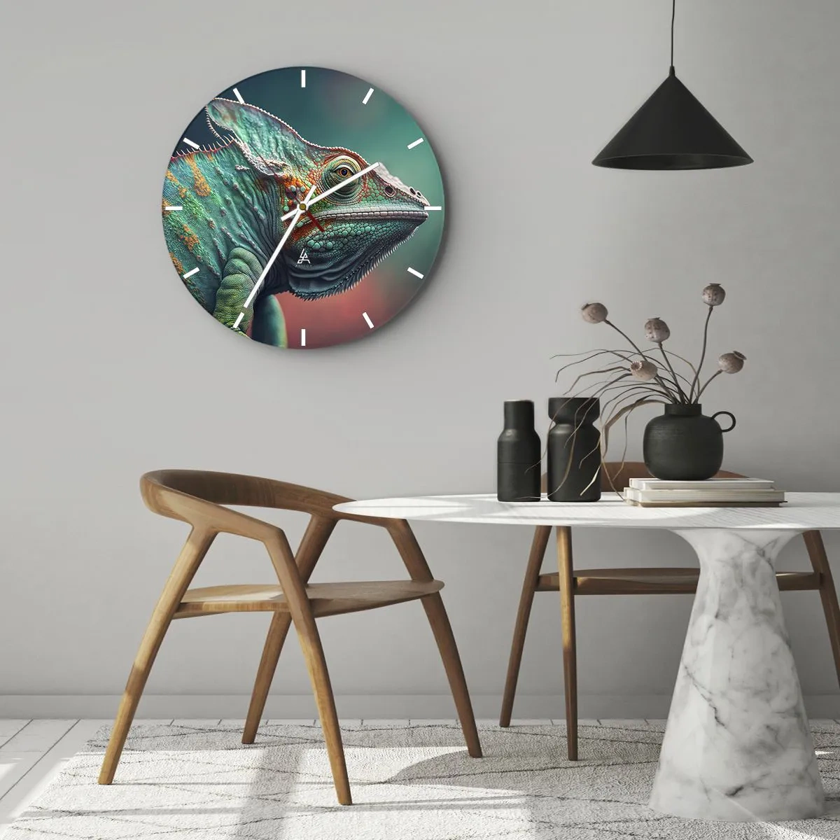 Väggklocka - Klocka på glas - En närbild av en färgglad kameleont mot en grön och rosa bakgrund. - 30x30cm - Ser du mig? Inte bra… - Modern väggdekoration för vardagsrum, kök och sovrum ARTTOR