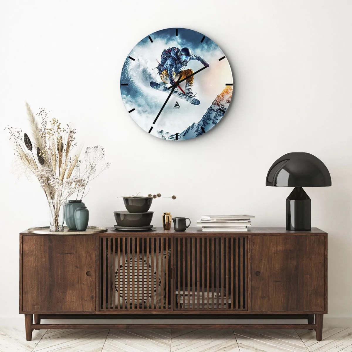 Väggklocka - Klocka på glas - En snowboardåkare i flykt mot bakgrund av berg och snöstorm - 30x30cm - Extrema känslor - Modern väggdekoration för vardagsrum, kök och sovrum ARTTOR