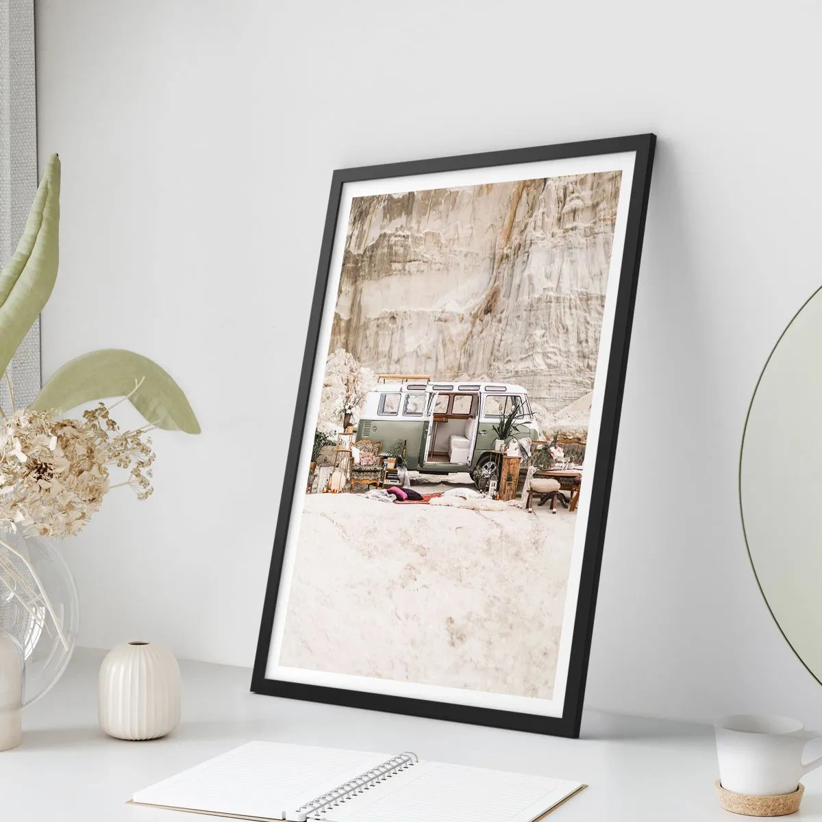 Affisch i svart ram - Retro camping i minibuss i ökenmiljö med rustika detaljer - 50x70cm - Dags att börja resan - Modern väggdekoration för vardagsrum och sovrum ARTTOR