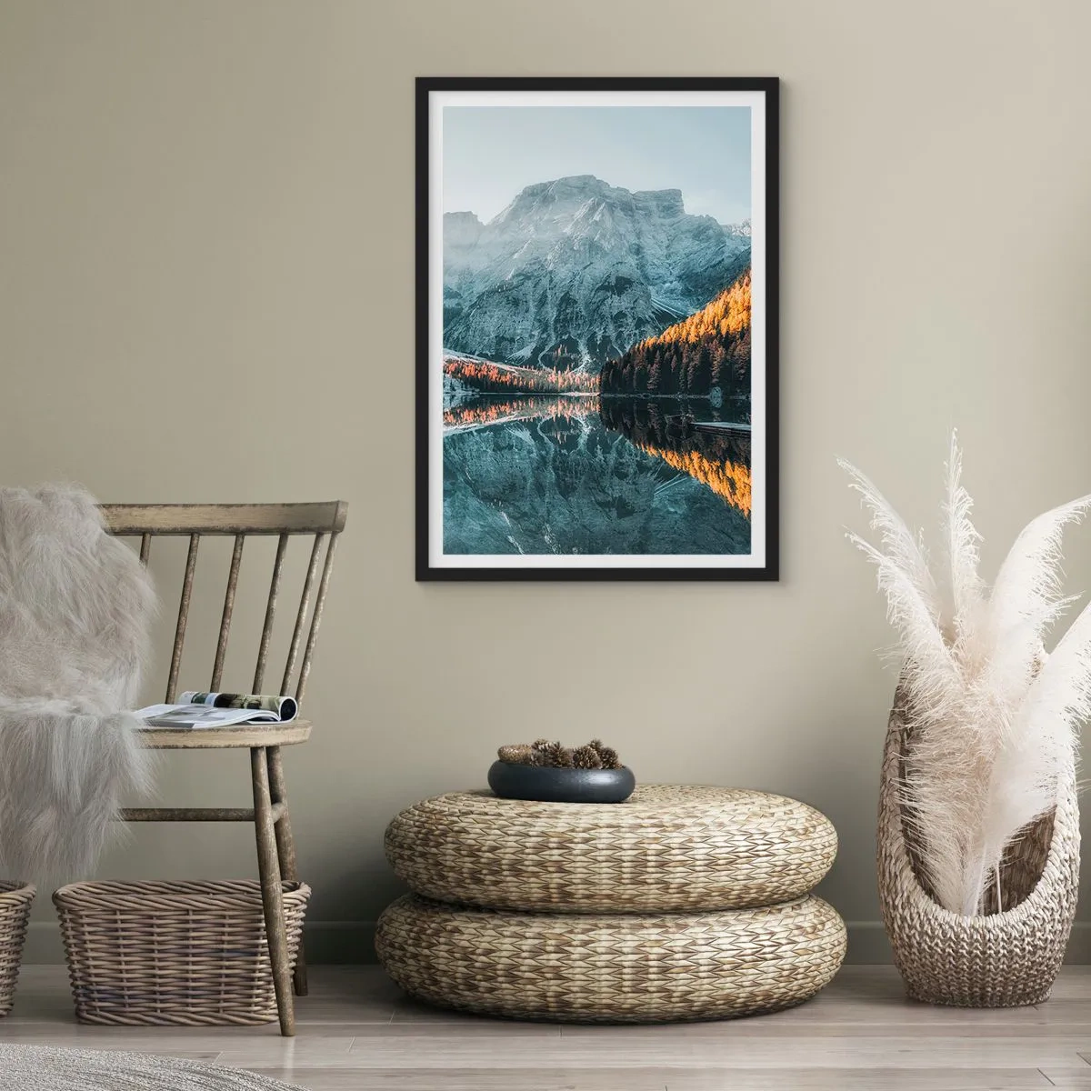 Affisch i svart ram - Berglandskap reflekterat i sjön vid solnedgången - 50x70cm - Spegellandskap - Modern väggdekoration för vardagsrum och sovrum ARTTOR